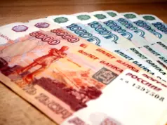 веер банкнот Банка России по 1000 и 5000 рублей с серийными номерами