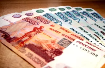 веер банкнот Банка России по 1000 и 5000 рублей с серийными номерами